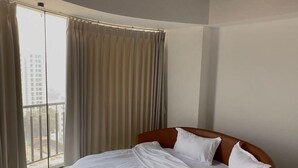 奢华套房 | 客房内保险箱、办公桌、笔记本电脑工作区、隔音