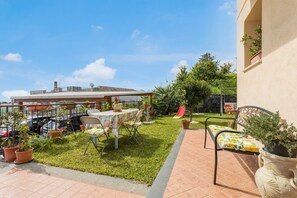Outdoor dining - Villa Veronica – Sea View Retreat (Mascali)