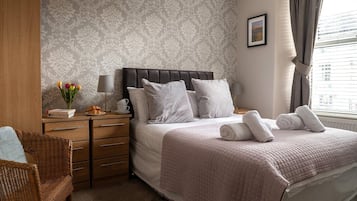 8 bedrooms, iron/ironing board, WiFi, bed sheets