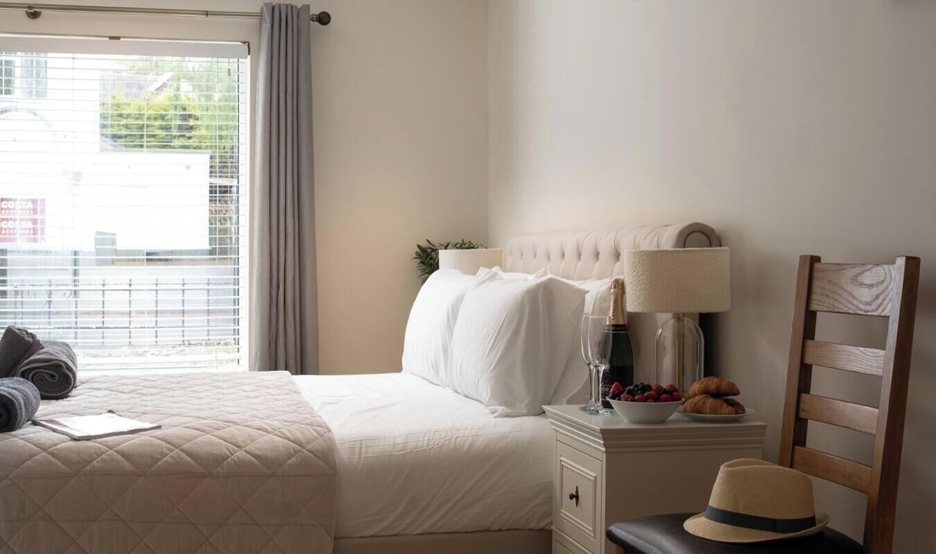 8 quartos, ferros/tábuas de passar roupa, Wi-Fi, roupa de cama