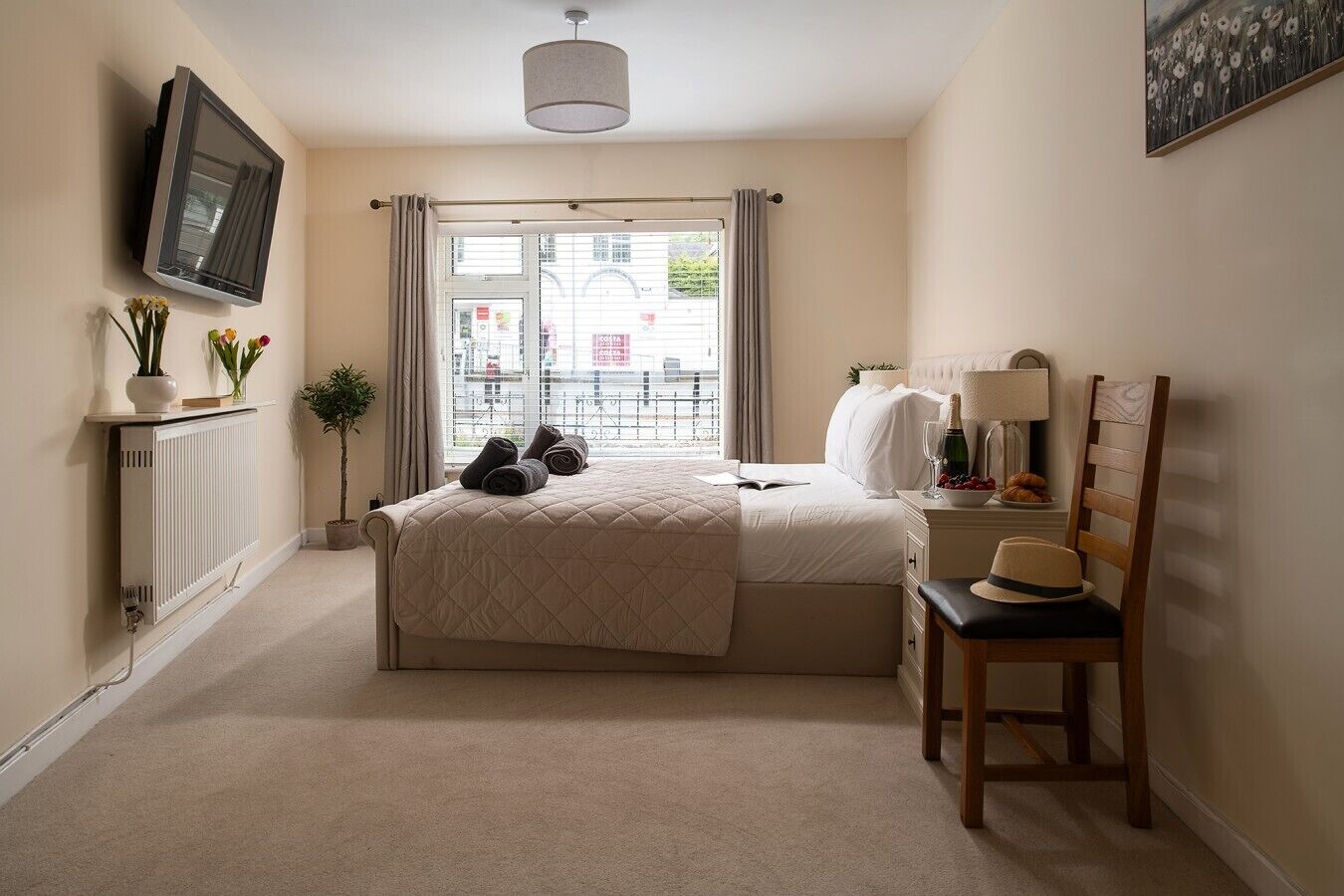 8 bedrooms, iron/ironing board, WiFi, bed sheets