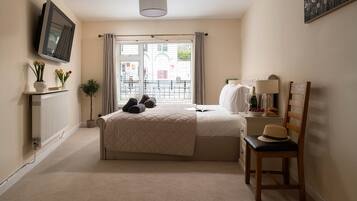 8 bedrooms, iron/ironing board, WiFi, bed sheets