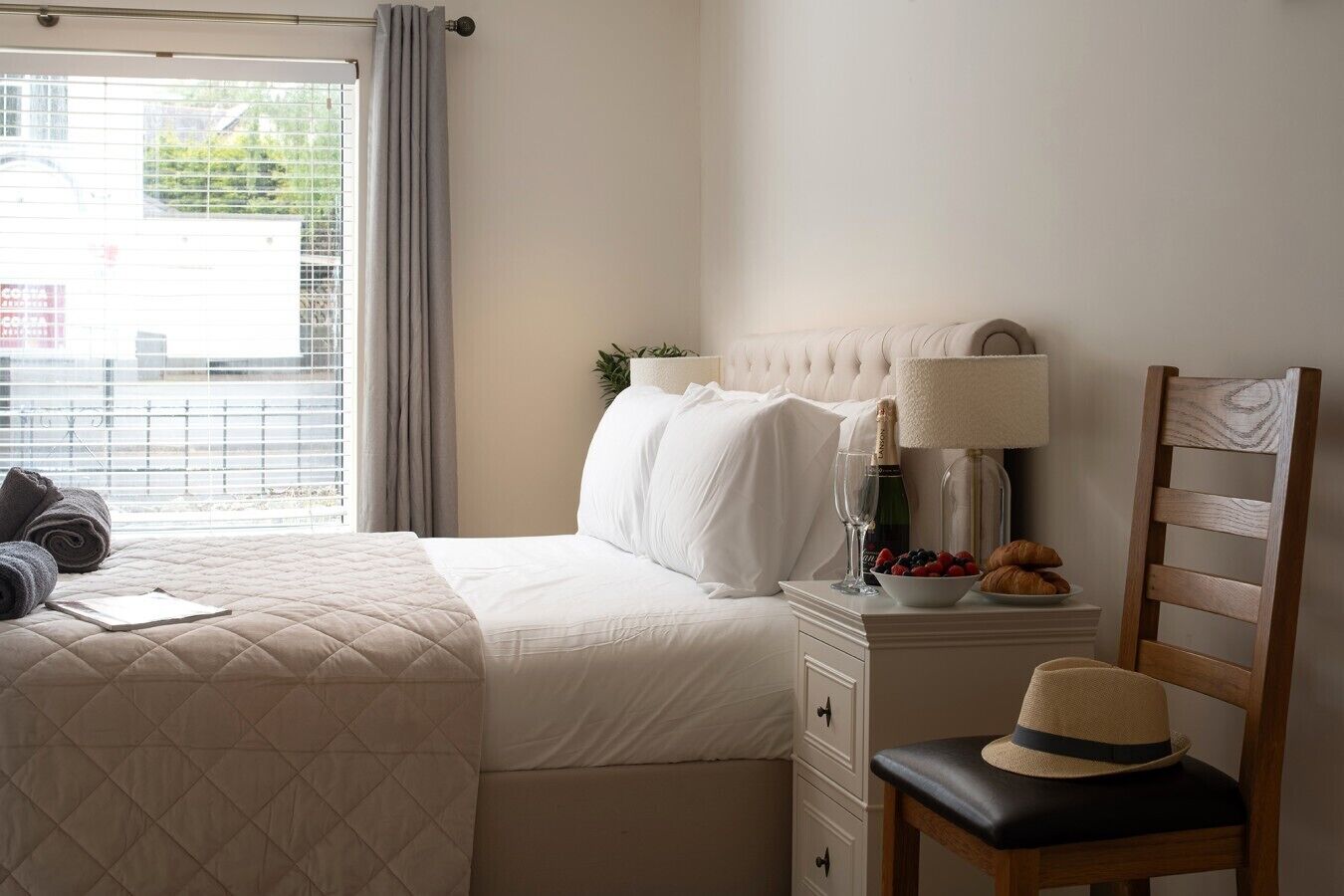 8 habitaciones, tabla de planchar con plancha, wifi y ropa de cama 