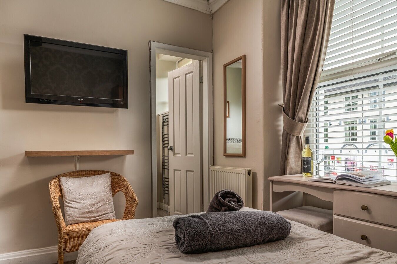 8 chambres, fer et planche à repasser, Wi-Fi, draps fournis