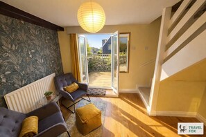 Living area - Smithy Bank Cottage - with free parking! (Alton)