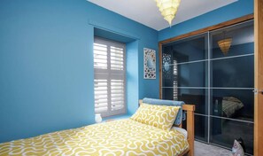 Iron/ironing board, WiFi, bed sheets