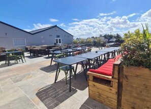 Outdoor dining - Lyon`s Retreat - Pool, Sauna, and More! (Scottish Countryside)