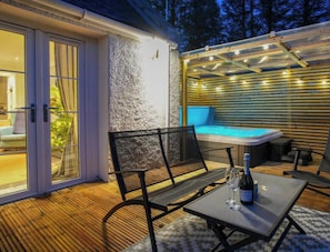 Terrace/patio - Daisy Cottage - Hot tub and fire pit! (Aberdeenshire)
