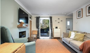 TV, fireplace - Daisy Cottage - Hot tub and fire pit! (Aberdeenshire)