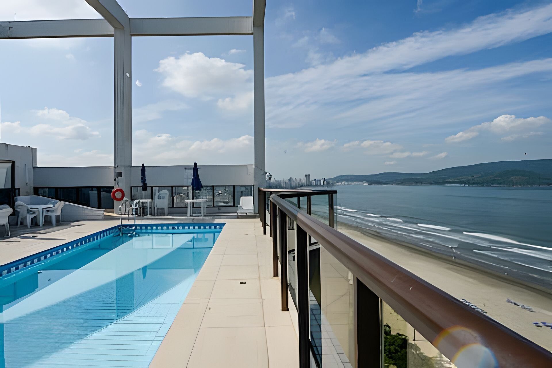 Une piscine sur le toit offrant une vue sur la mer et le panorama de la ville.