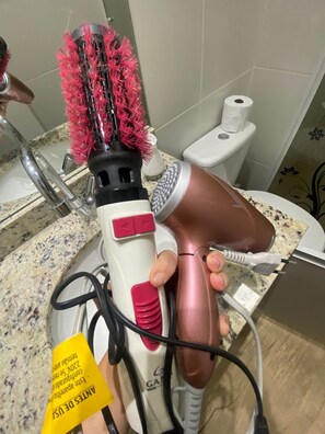 Apartamento conforto, sacada, vista para a praia | Comodidades do banheiro