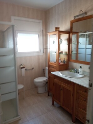 Een douche, een haardroger, handdoeken, zeep
