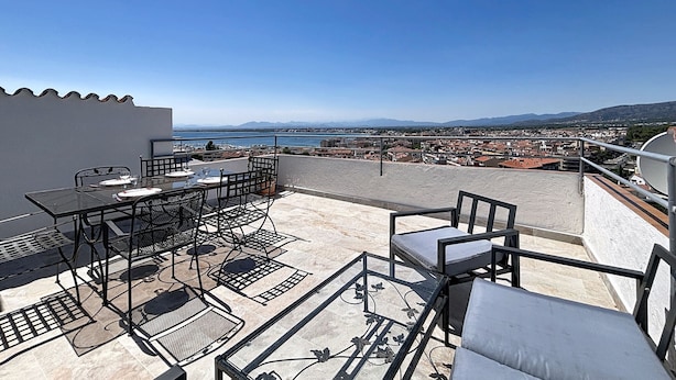 A rooftop terrace with outdoor furniture, a view of the city, and a body of water in the distance. - BONREPOS 2 Roses / Roses - INTERimmo (Rosas / Roses)