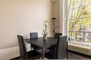Room - Punk Hip Plush 1-bed in Camden Town (London)