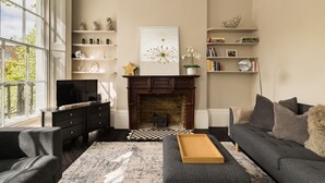House - Punk Hip Plush 1-bed in Camden Town (London)