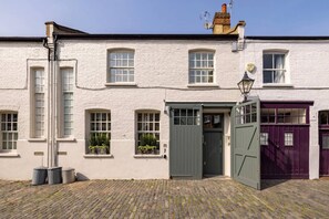 House - Parkside Mews 3 Bedroom Home With Garden (London)