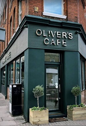 House - Parkside Mews 3 Bedroom Home With Garden (London)