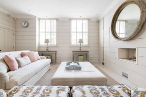 House - Parkside Mews 3 Bedroom Home With Garden (London)