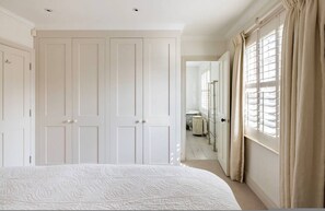 House - Parkside Mews 3 Bedroom Home With Garden (London)