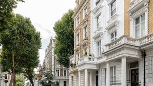 A row of classic, multi-story buildings with ornate facades and large windows. - The Bengal Tiger 2 BR With Patio in Notting Hill (London)
