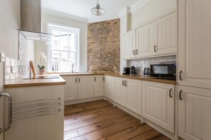 House | 3 bedrooms - The Hearts Of Old 3 Bedroom in the West End (London)