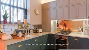 A modern kitchen with a stove, oven, and built-in cabinets. - Neon Melody Playful 2 Bedrooms by London Bridge (London)