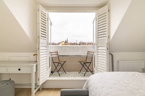 A bedroom with a balcony, a desk, and a bed. - The Montagu 2 Bedroom With Terrace in Kensington (London)