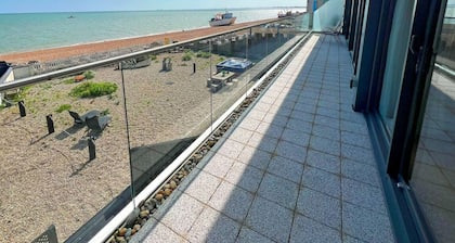 Beachfront Penthouse 4 Bedroom in Hythe