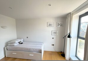 4 bedrooms - Beachfront Penthouse 4 Bedroom in Hythe (Hythe)