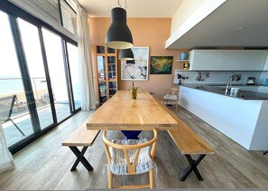 4 bedrooms - Beachfront Penthouse 4 Bedroom in Hythe (Hythe)