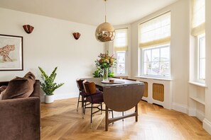 House | 1 bedroom - The Queensway 1 Bedroom Apartment (London)
