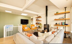 2 bedrooms - A Gentle Riverside Charm 2 Bedroom Mews House (London)