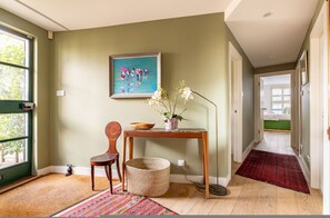 2 bedrooms - A Gentle Riverside Charm 2 Bedroom Mews House (London)