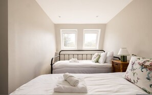 3 bedrooms - The Thames Embrace 3 BR Garden House in Battersea (London)