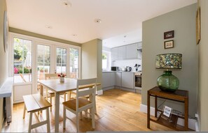 3 bedrooms - The Thames Embrace 3 BR Garden House in Battersea (London)