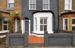 House - The Thames Embrace 3 BR Garden House in Battersea (London)