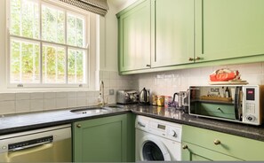 House - Cobbled Charm 3 Bedroom House (London)