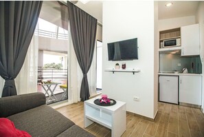 Classic Studio, Ocean View | Living area - Idro apartments directly at the beach (Split)