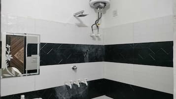 Dusche, kostenlose Toilettenartikel, Handtücher, Seife