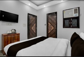 Desk, laptop workspace, free WiFi - Hotel Easy Stay Near Shahdara  (New Delhi)