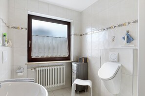 Een douche, een haardroger, handdoeken
