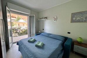 Room - Homiday - Raffaella, Three Bedroom Apartment with Balcony (Alba Adriatica)