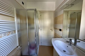 Shower, bidet, towels, toilet paper - Homiday - Raffaella, Three Bedroom Apartment with Balcony (Alba Adriatica)