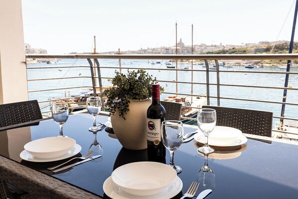 Outdoor dining - The Strand - 3BED SliemaSeafront Fl 3 by Homely (Tas-Sliema)