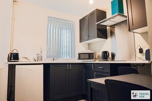 Fridge, microwave, stovetop, toaster - Flora`s Flat 3 - Studio Apartment in Sneinton (Nottingham)