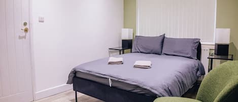 Iron/ironing board, WiFi, bed sheets