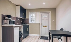 Fridge, microwave, stovetop, toaster - Flora`s Flats Studio 2 (Nottingham)