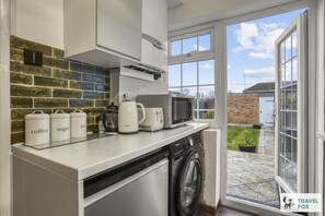 Private kitchen - Borehamwood Stay with Free Parking! (London)