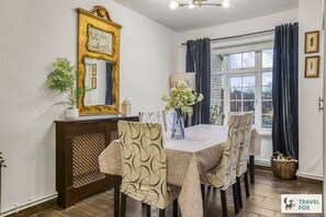 Dining - Borehamwood Stay with Free Parking! (London)