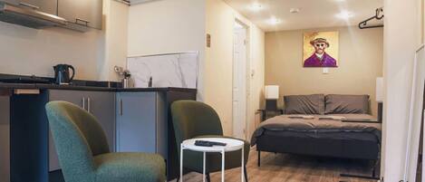 Iron/ironing board, WiFi, bed sheets